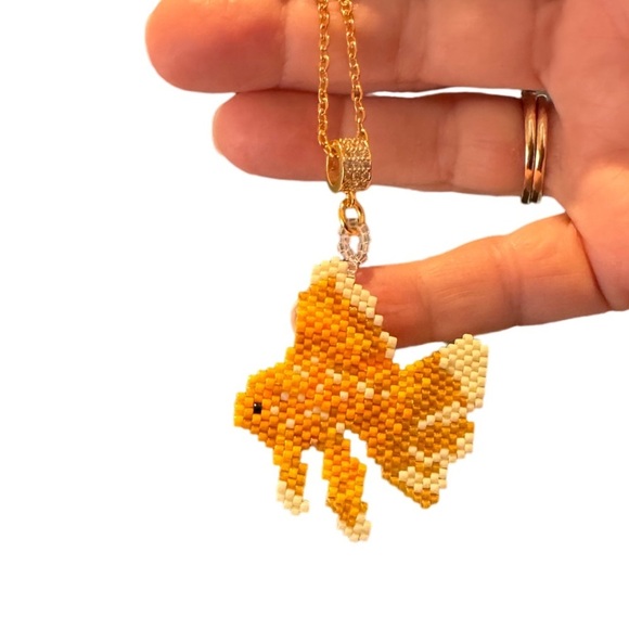 Handwoven beaded goldfish pendant with sparkling bale on 20” gold color chain - Picture 4 of 5